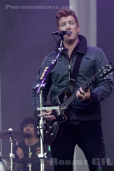 QUEENS OF THE STONE AGE - 2010-08-28 - SAINT CLOUD - Domaine National - Grande Scene - Joshua Michael Homme III - Joseph William Castillo